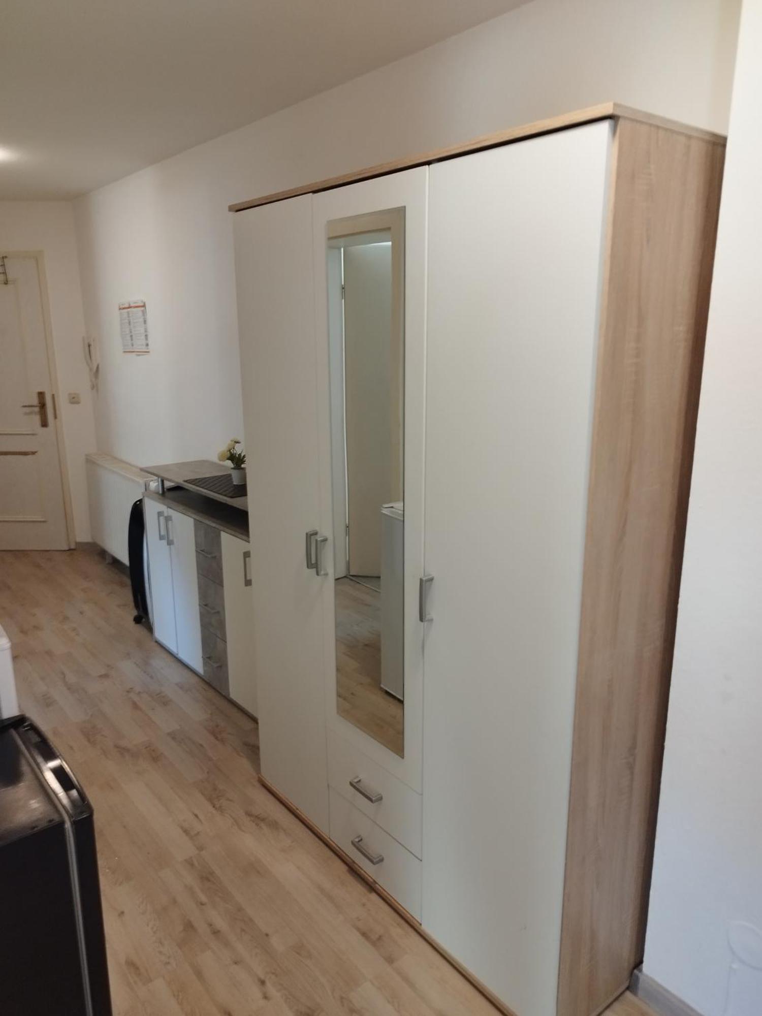 Flex Aparts - Grosse, Moeblierte Wohnung In Zwickau Mit 2 Zimmern Luaran gambar